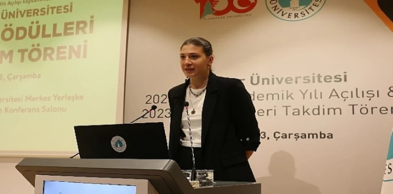 Milli Voleybolcu İlkin Aydın’a &apos;Üsküdar Üniversitesi Özel Ödülü’