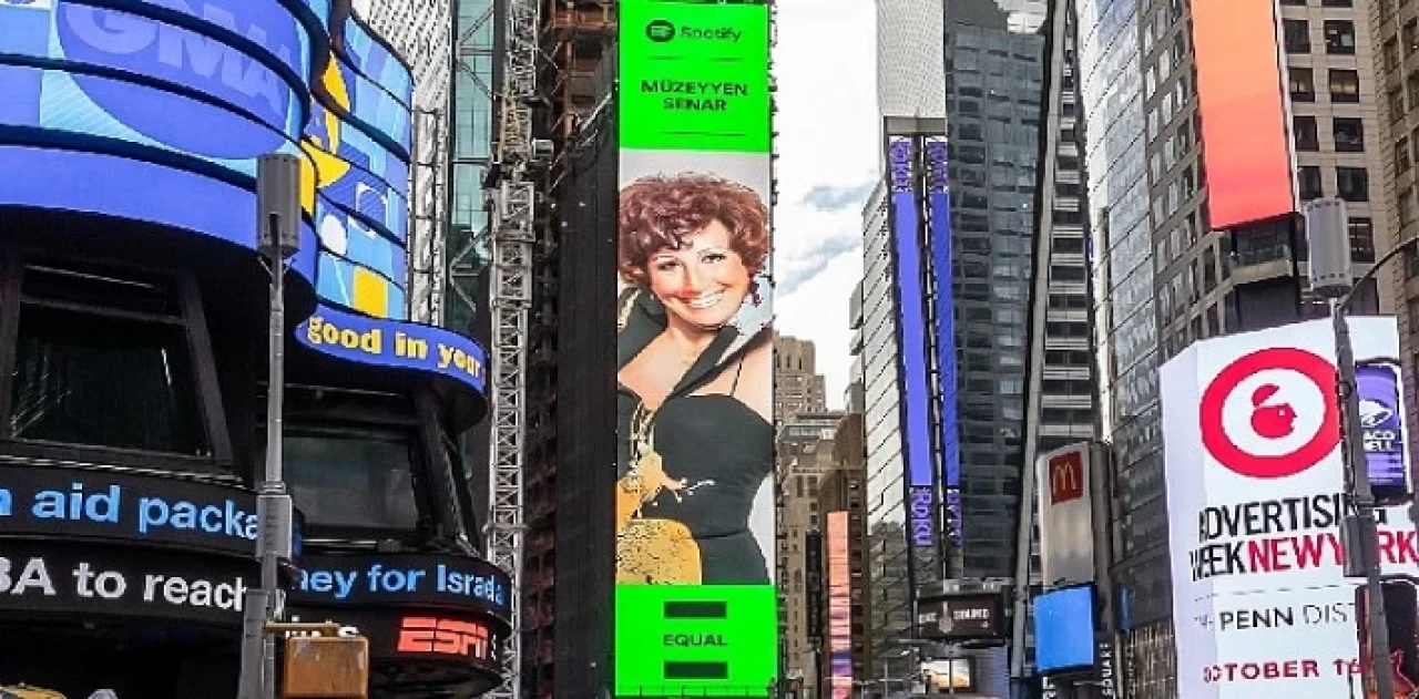 New York’ta bir &apos;Cumhuriyet Divası’: Spotify’ın EQUAL Türkiye Ekim ayı elçisi Müzeyyen Senar New York Times Square’de