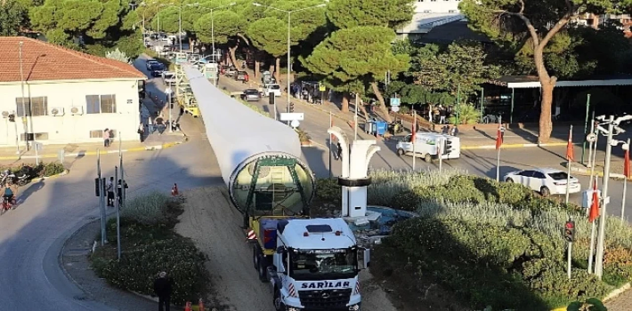 Ödemiş’te Dev Rüzgâr Kanatları Şehir Merkezinden Geçti; Başkan Eriş “Çevre Yolu” için Çağrıda Bulundu