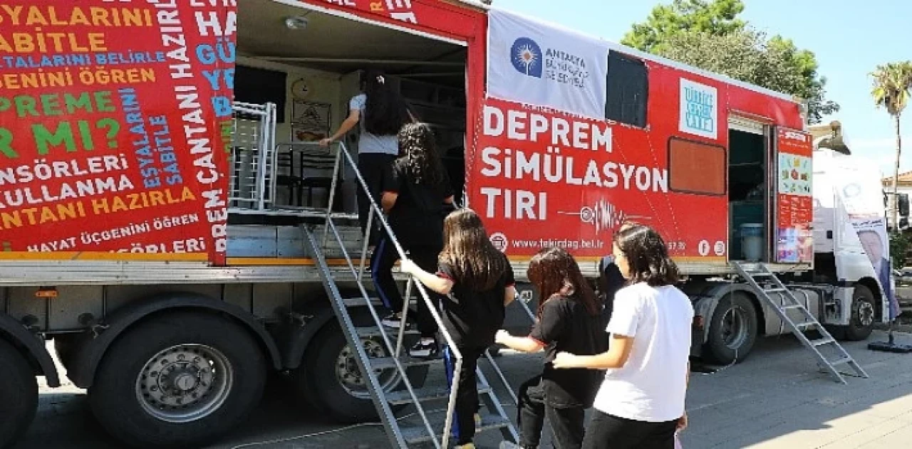 Öğrencilere Deprem Simülasyon Tırında Eğitim