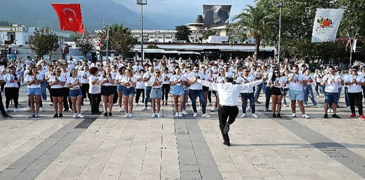 Önce Başkan’dan Zeybek, sonra 300 dansçıdan erik dalı