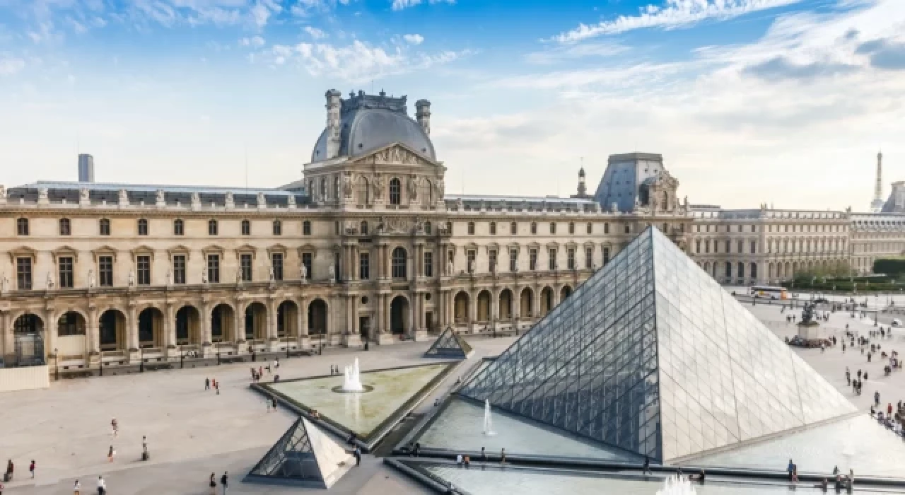 Paris'teki Louvre Müzesi'nde bomba alarmı: 15 bin kişi tahliye edildi