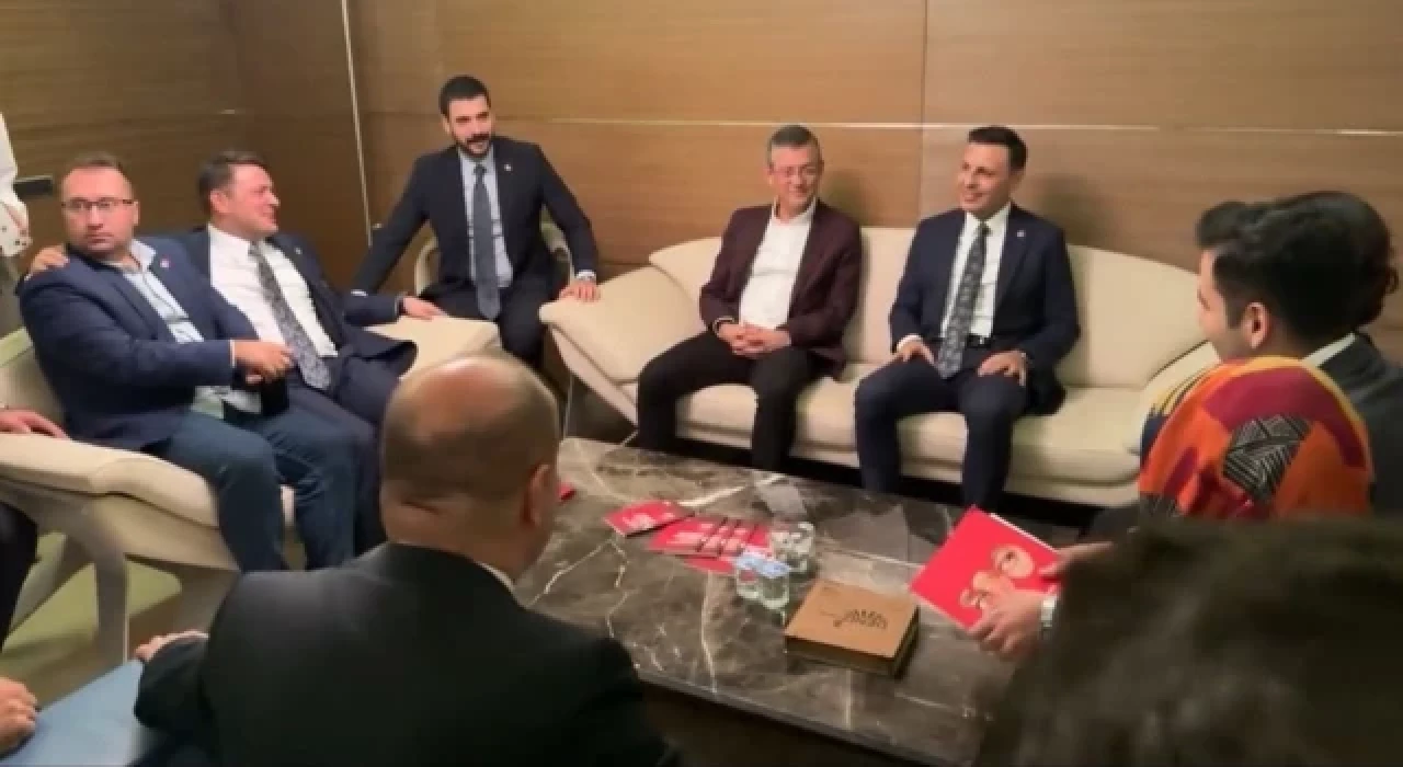 Özgür Çelik, İstanbul delegelerinin imzalarını Özgür Özel'e teslim etti