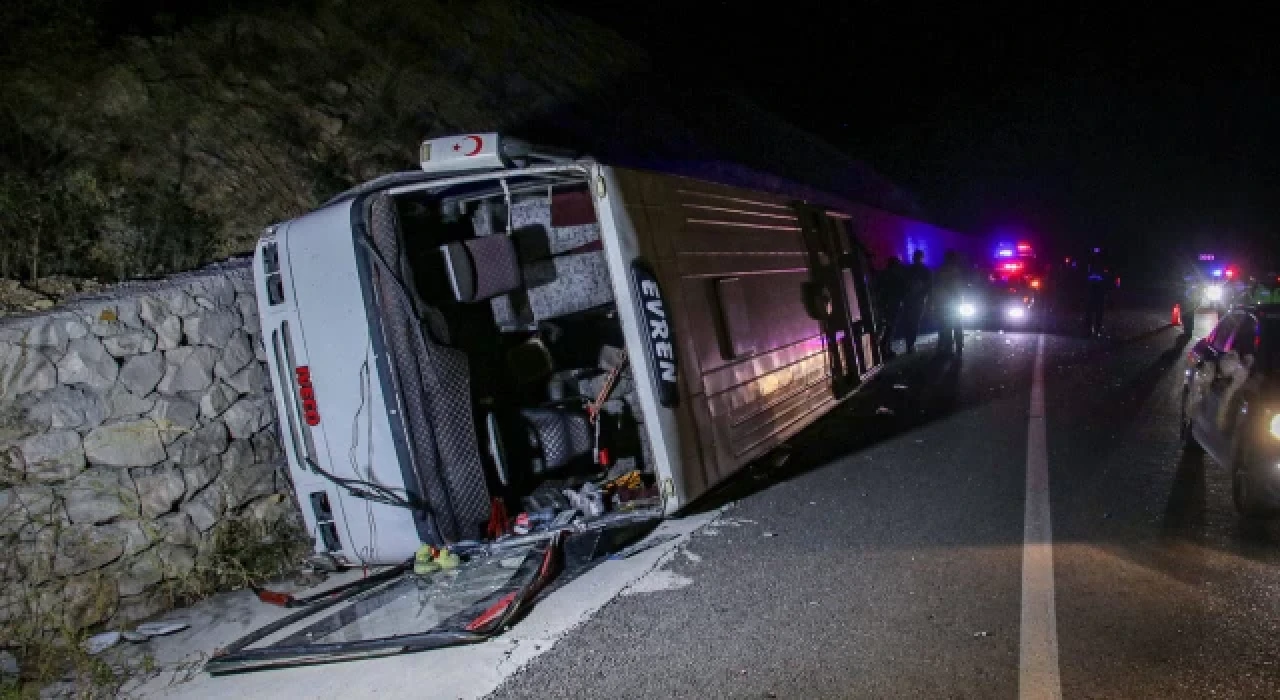 Uşak'ta işçileri taşıyan midibüs ile minibüsün çarpıştığı kazada 28 kişi yaralandı