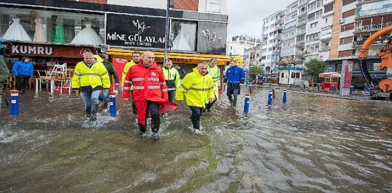 Başkan Soyer, deniz kabarmasının tsunami etkisi yarattığı Kordon’da