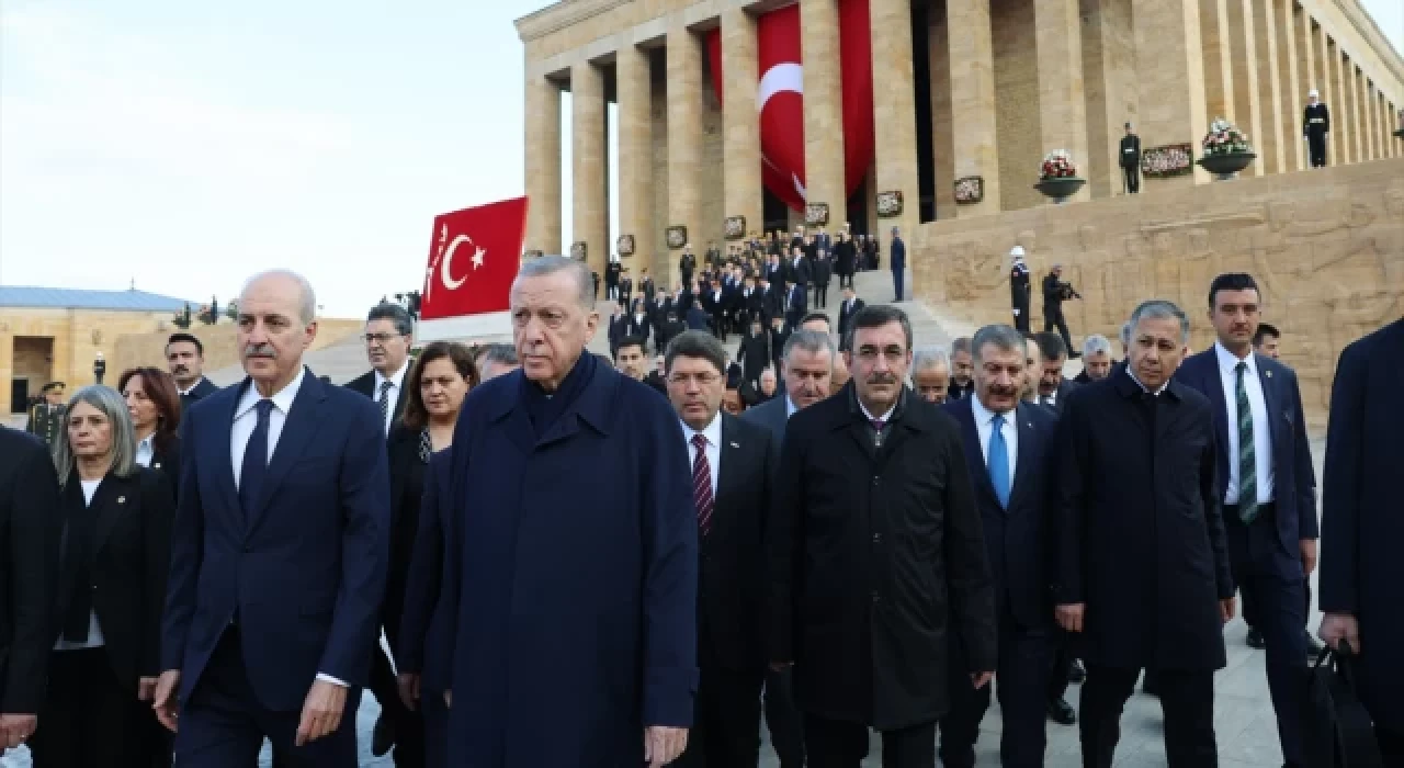 Devlet erkanı 9’u beş geçe Anıtkabir’de Atatürk’ün manevi huzuruna çıktı