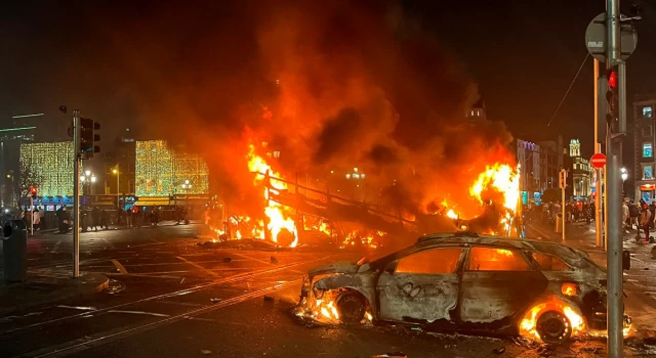 Dublin'de kadın ve çocuklara bıçaklı saldırı halkı galeyana getirdi!