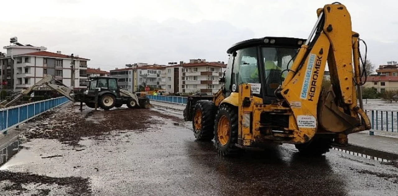 Edremit’te şiddetli yağış sonrası Belediye Ekipleri sahada