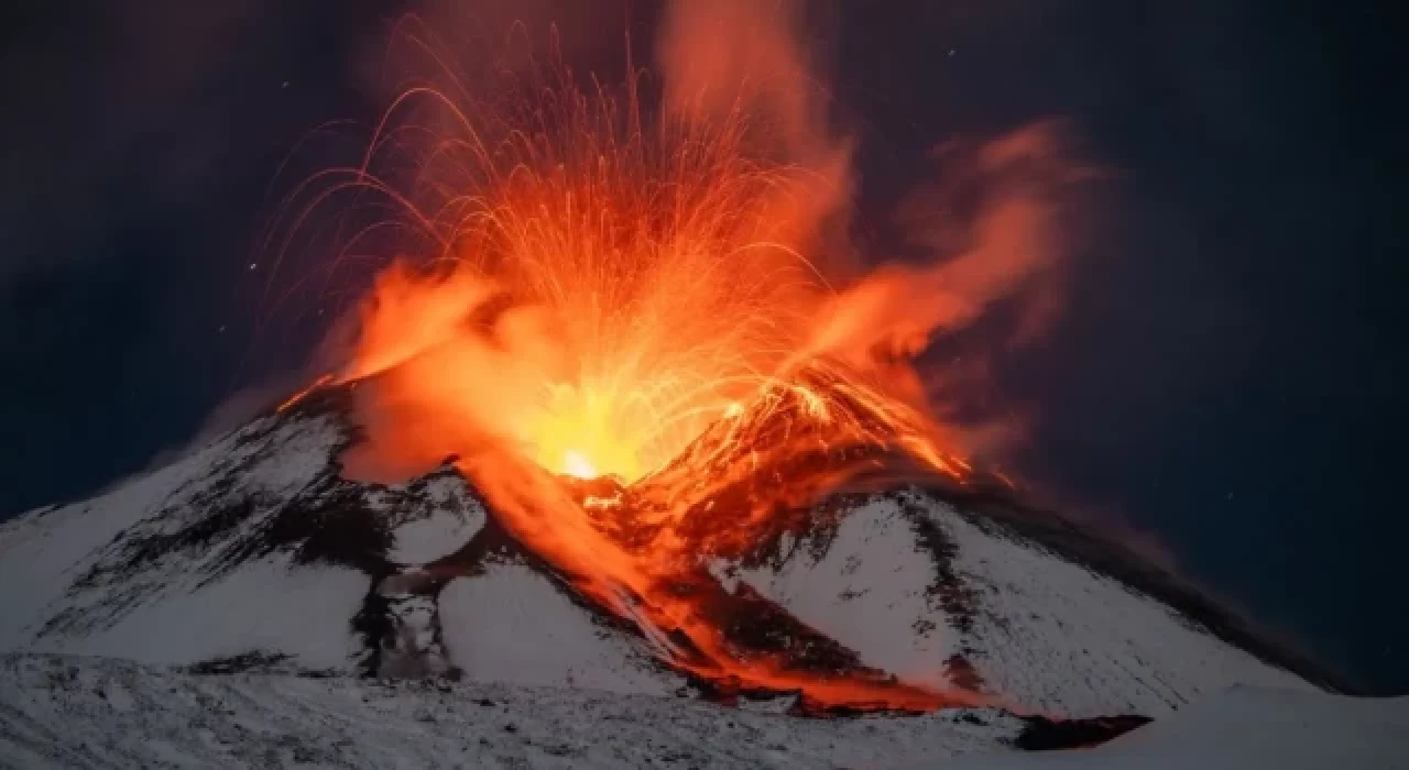 Etna Yanardağı yeniden kül ve lav püskürttü