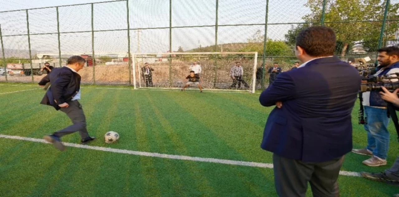 Hatay’da gençlerle sohbet edip, futbol oynadılar