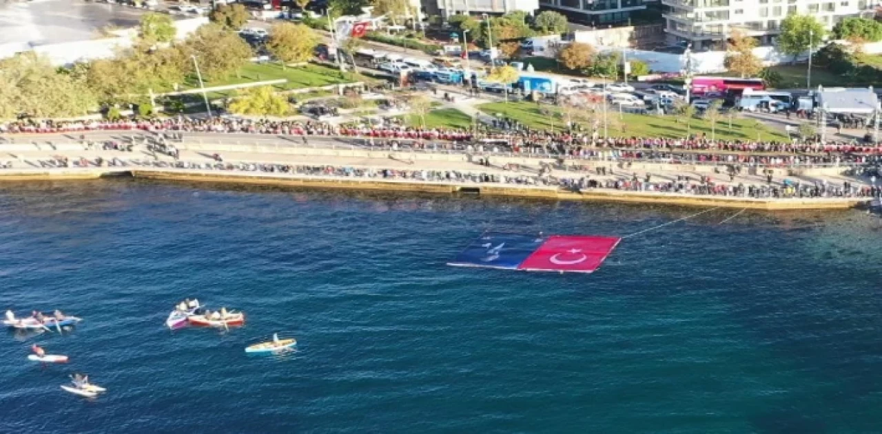 İstanbul Kadıköy’de karada, denizde, havada Ata’ya saygı zinciri