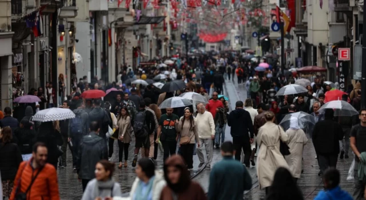 İstanbul'da sağanak ve fırtına hayatı olumsuz etkiledi