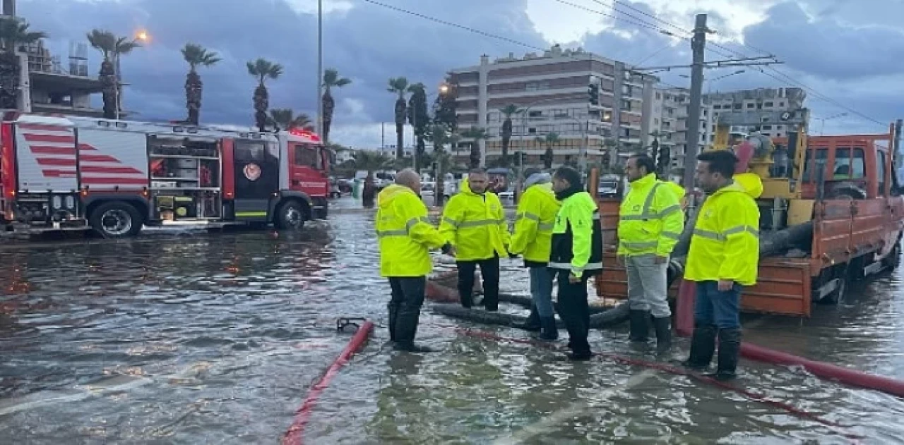 İzmir’de deniz 1 metre yükseldi