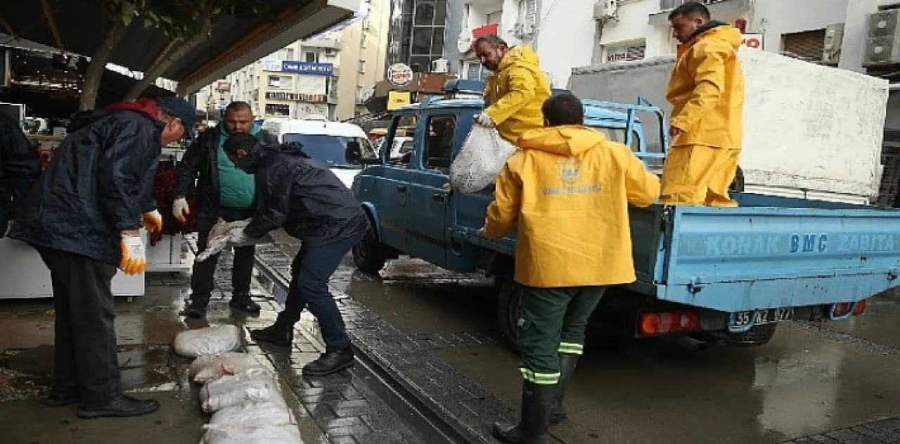 Konak Belediyesi’nden esnafa kum torbası desteği