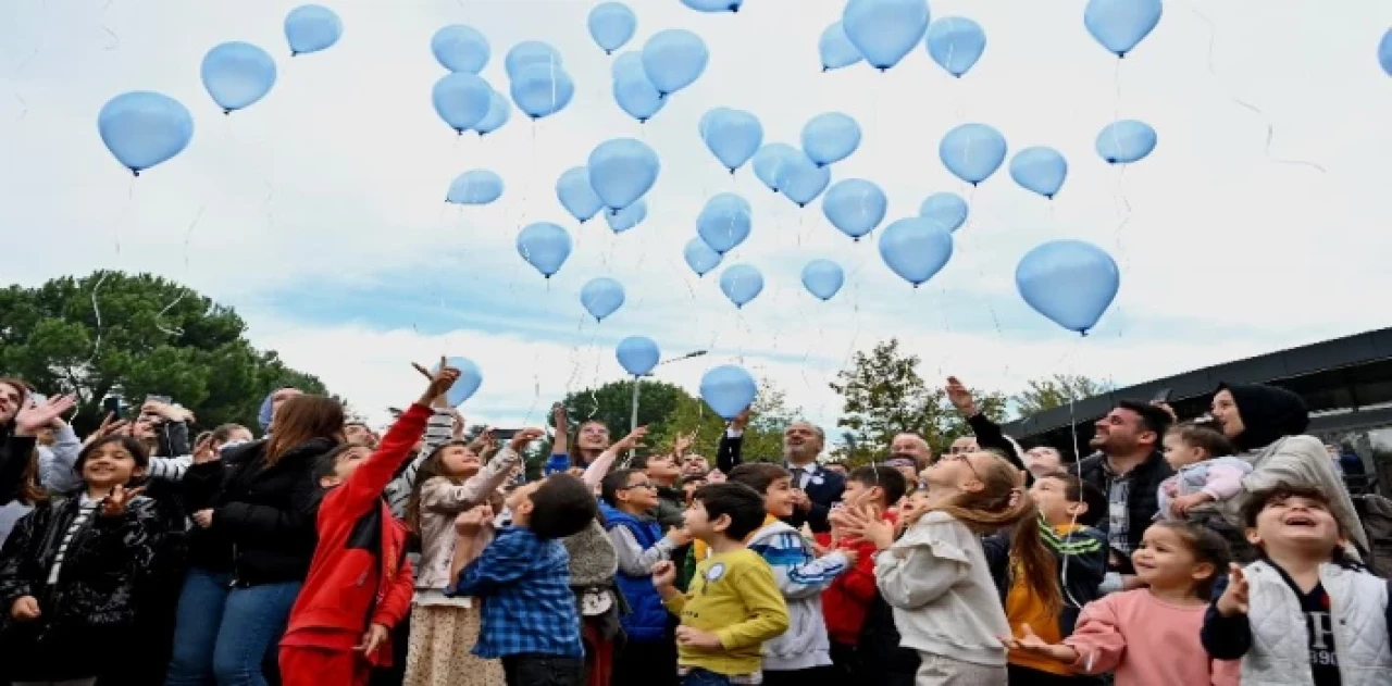 Mavi balonlar Bursa’dan gökyüzüne bırakıldı