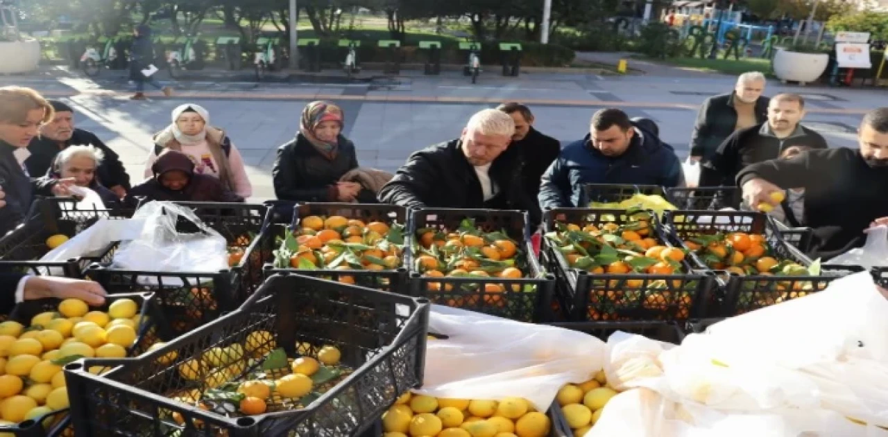 Mersin’in meyveleri İzmitlilere dağıtıldı