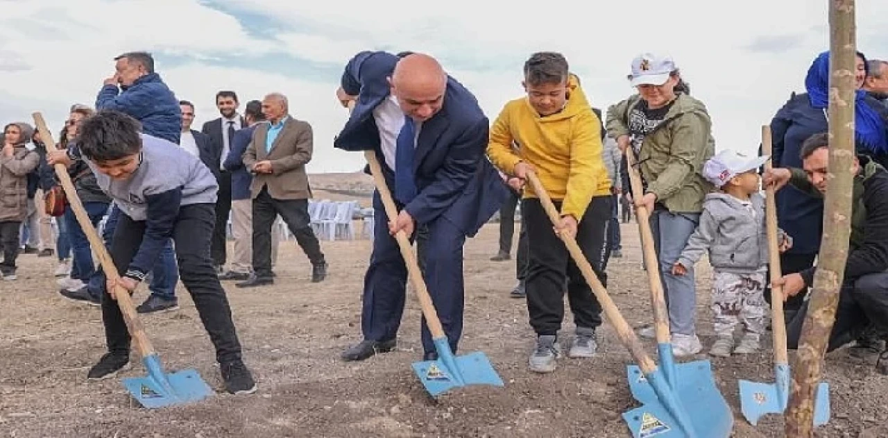 Milli ağaçlandıma günü’nde fidanlar toprakla buluşturuldu