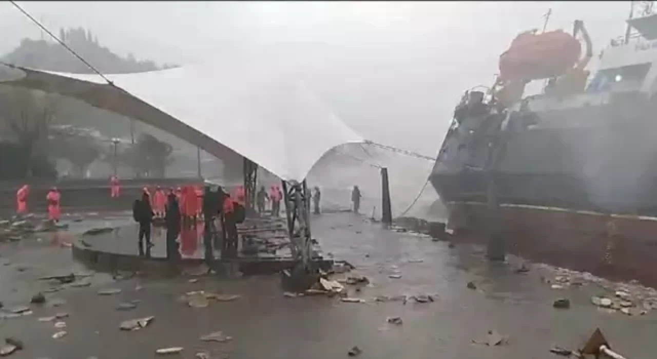 Zonguldak'ta gemi ikiye bölündü, personel tahliye edildi