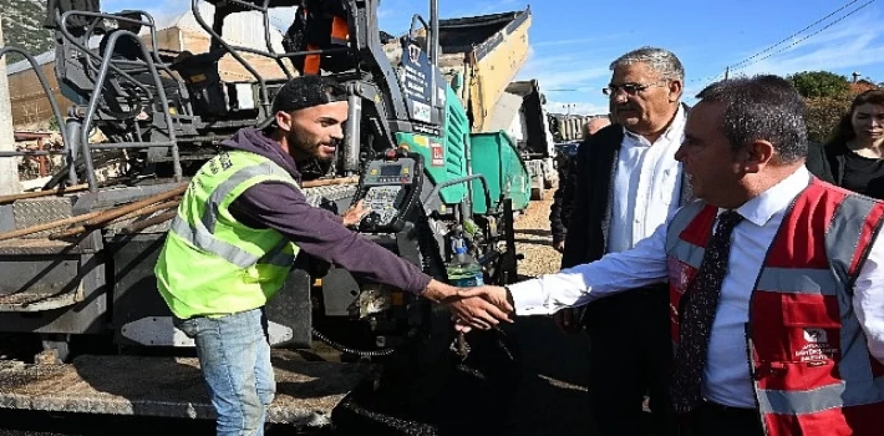 Başkan Böcek Kekova yolunda asfalt incelemesi yaptı 