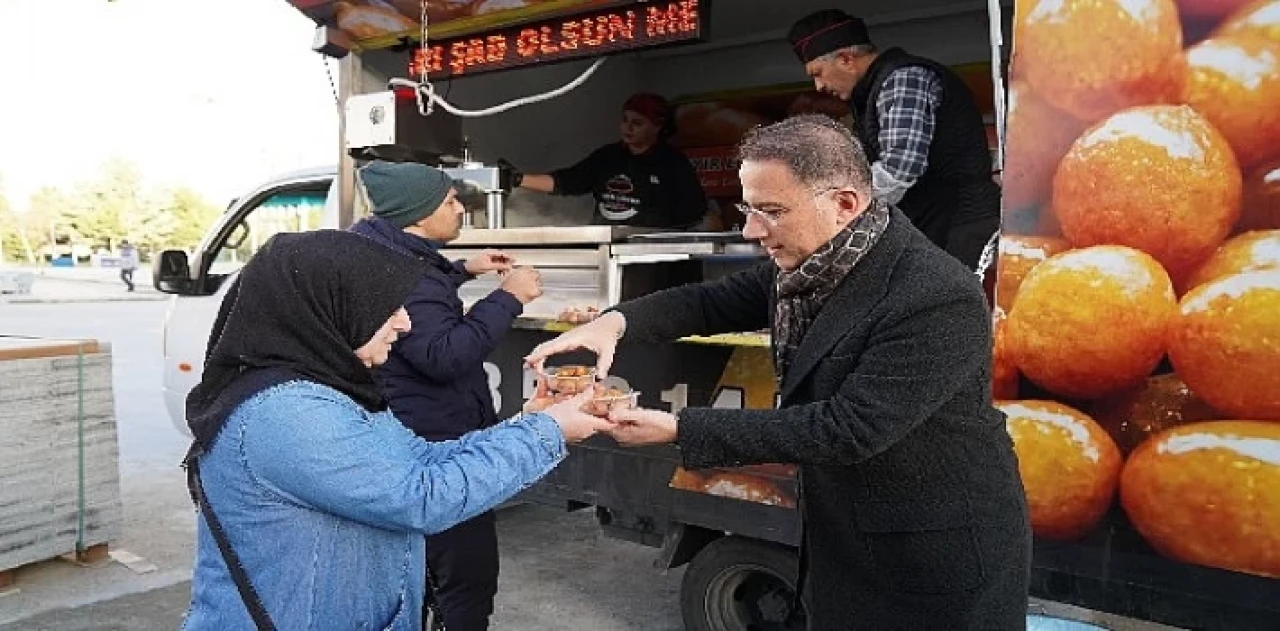 Başkan Çalık şehitler için lokma dağıttı