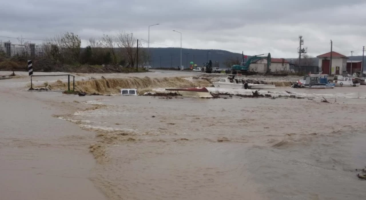 Çanakkale'de sağanak, hayatı olumsuz etkiledi: Ekipler teyakkuzda!