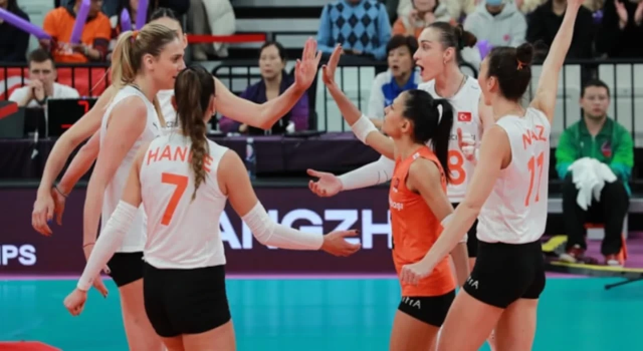 Eczacıbaşı Dynavit, Vakıfbank'ı 3-2 yenerek dünya şampiyonu oldu