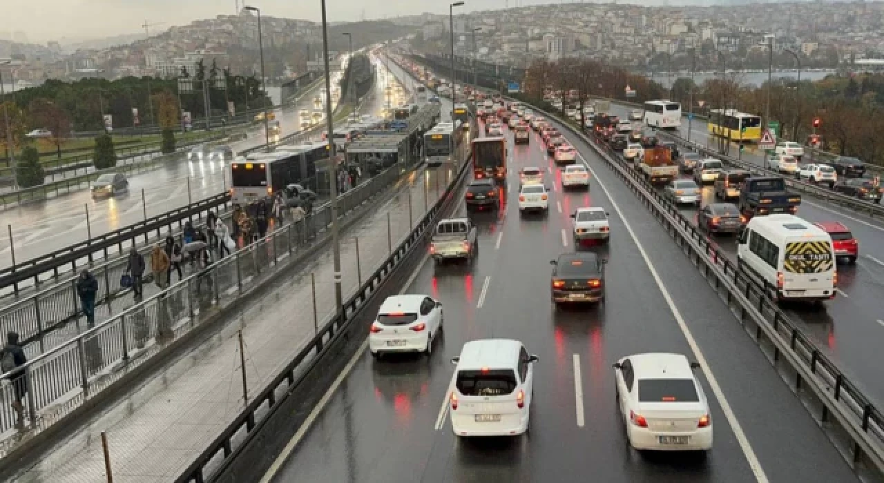 Haftanın ilk iş günü İstanbul'da trafik yoğunluğu yüzde 81'e çıktı