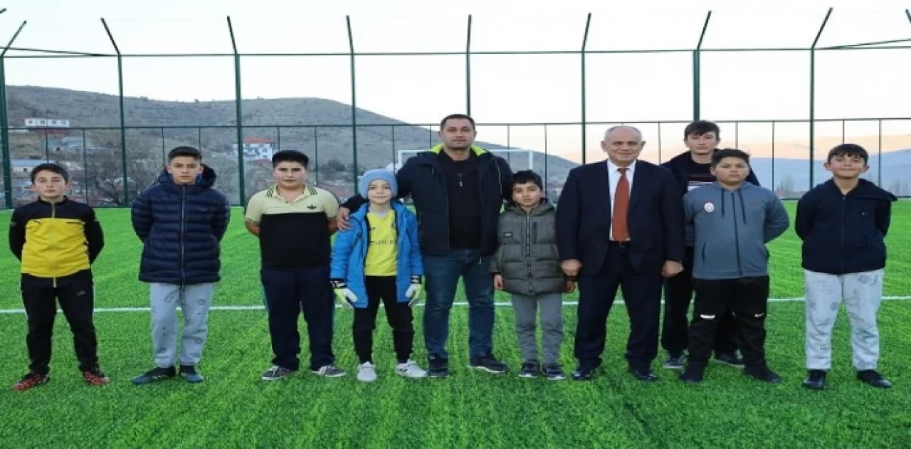 Kayseri Yahyalı’dan spor severler için halı saha