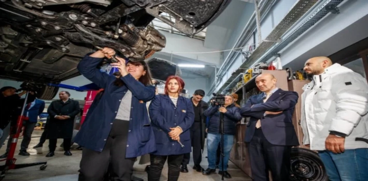 Otomotive kadınlar eli değiyor