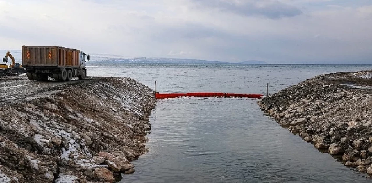 Van gölü’ne akan derelere atık tutucu yerleştirdi