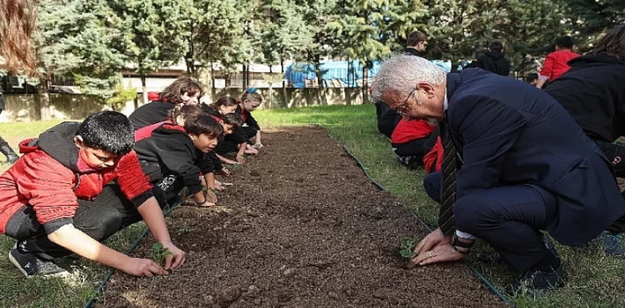 Başkan Erdem öğrencilerle çilek ve marul fidesi dikti