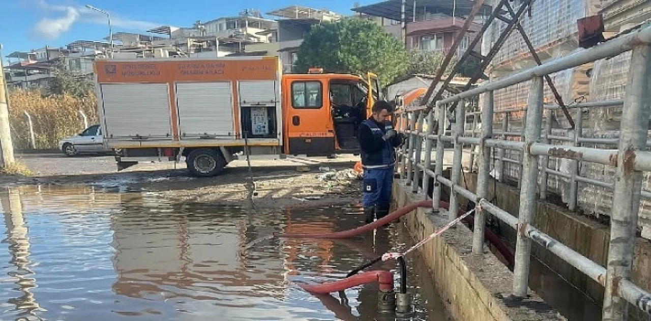 Dikili’de aşırı yağış, dere ve göleti taşırdı