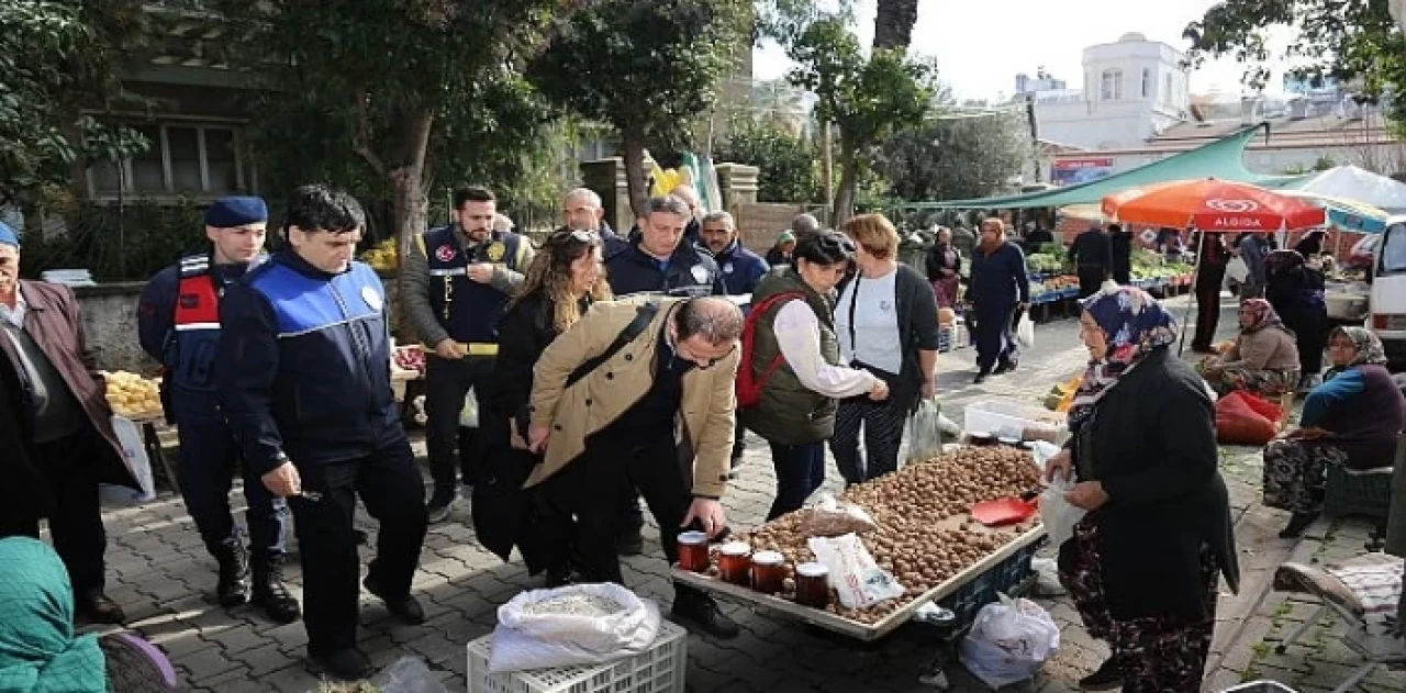 Edremit zabıtadan pazar yerinde gıda denetimi