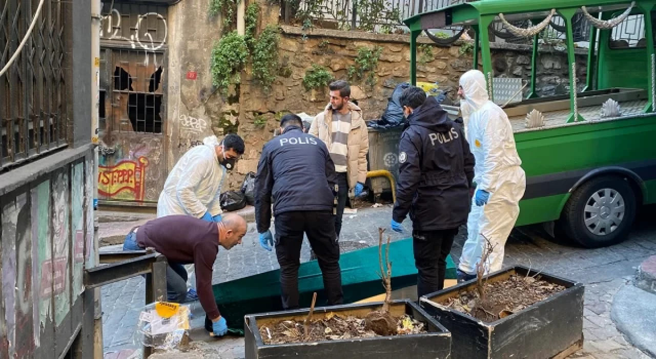 Galata’da beynelmilel cinayet: Kiralanan evdeki Norveçli turist ölü, Yunan turist hastanede