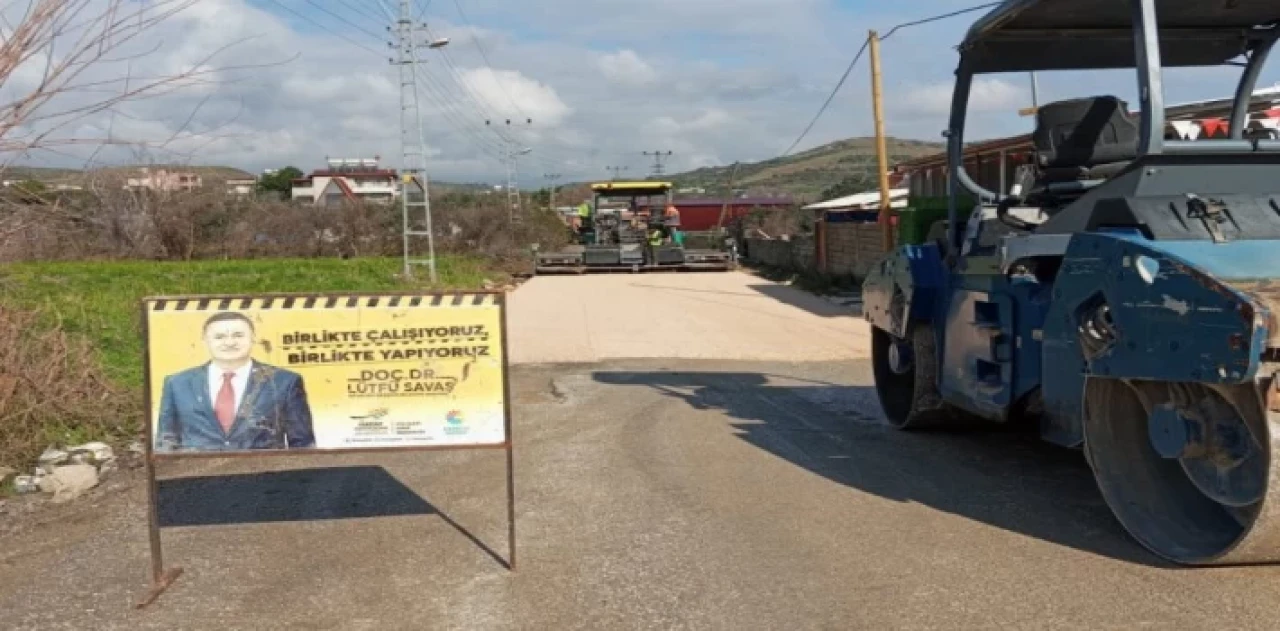 Hatay’da olumsuz havaya rağmen asfaltlamaya devam