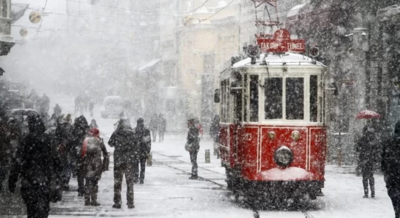 İstanbul'da kar yağışı başladı: AKOM ve Meteoroloji'den açıklama geldi!