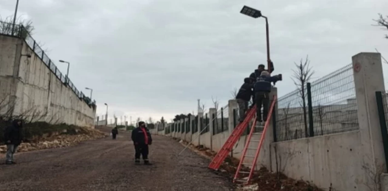 İzmit Belediyesi yolu güneş enerjisi ile aydınlatıyor