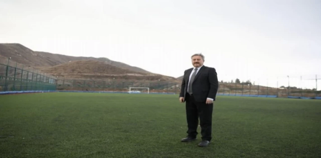 Kayseri Melikgazi’den gençlere futbol sahası