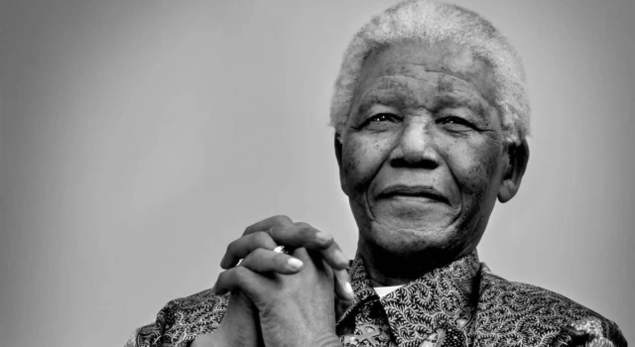 Nelson Mandela'nın kişisel eşyalarının satılacağı açık artırma durduruldu