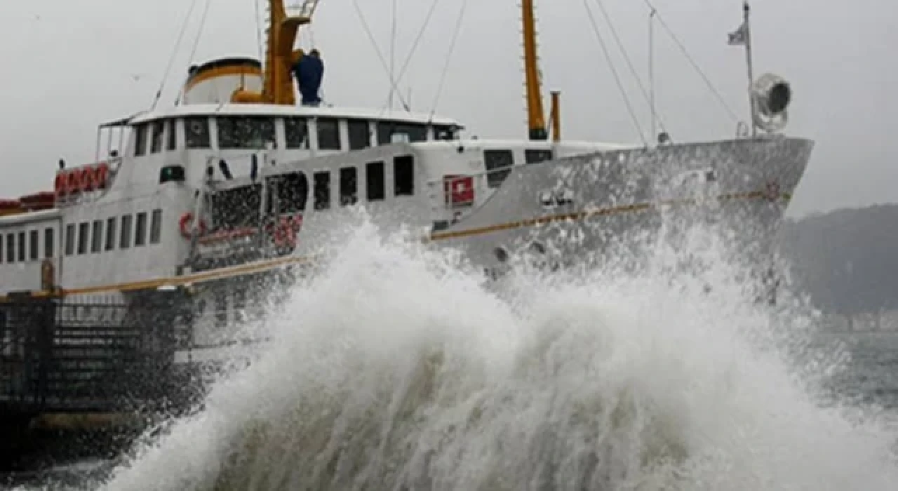 Olumsuz hava koşulları İstanbul ve İzmir'de deniz ulaşımını durdurdu