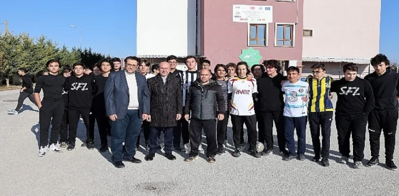 Selçuklu fen lisesi’ne kapalı spor salonu ve suni çim saha kazandırılıyor