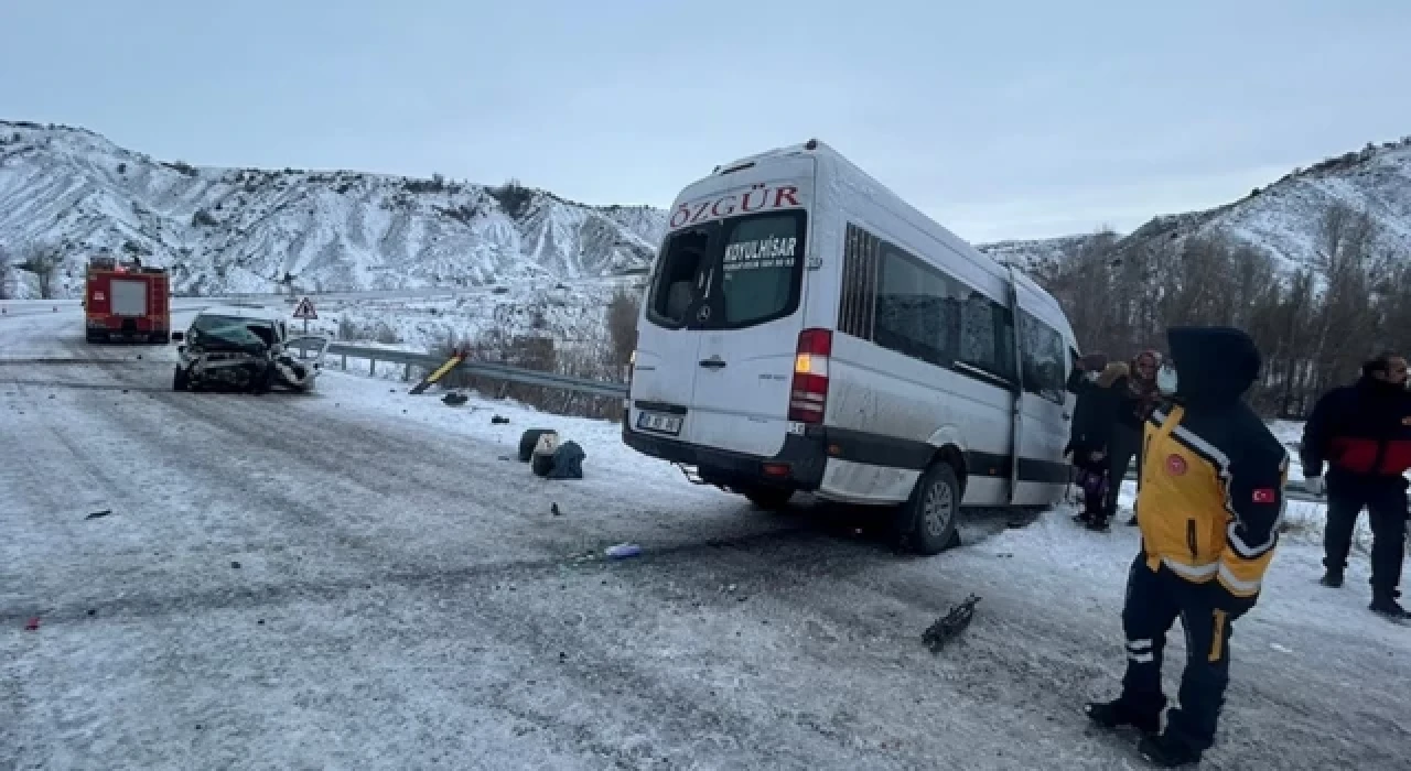 Sivas'ta yolcu minibüsü ile hafif ticari aracın çarpıştığı kazada 16 kişi yaralandı