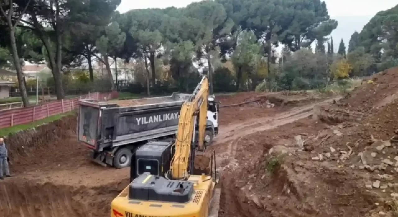 Tepki çeken, Bornova Anadolu Lisesi içindeki inşaat durdu