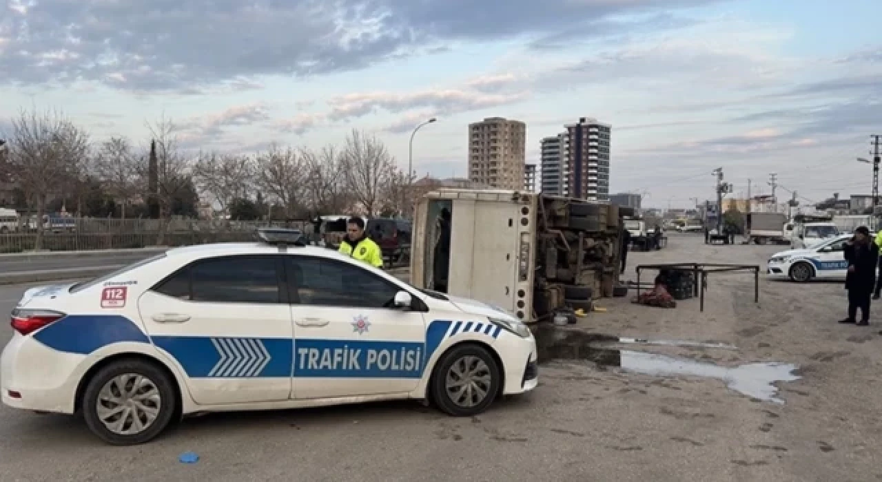 Adana'da tarım işçilerini taşıyan midibüs kaza yaptı: 15 yaralı