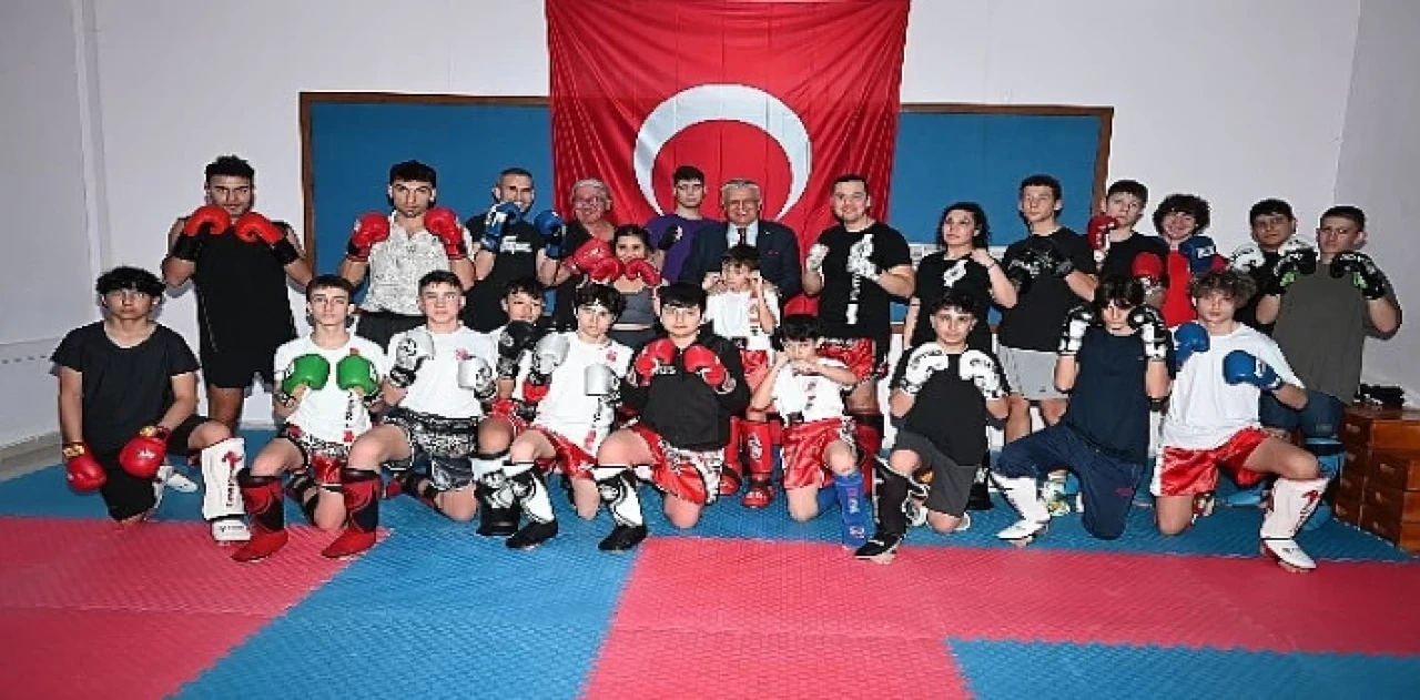 Başkan Topaloğlu’ndan kick boks sporcularına ziyaret