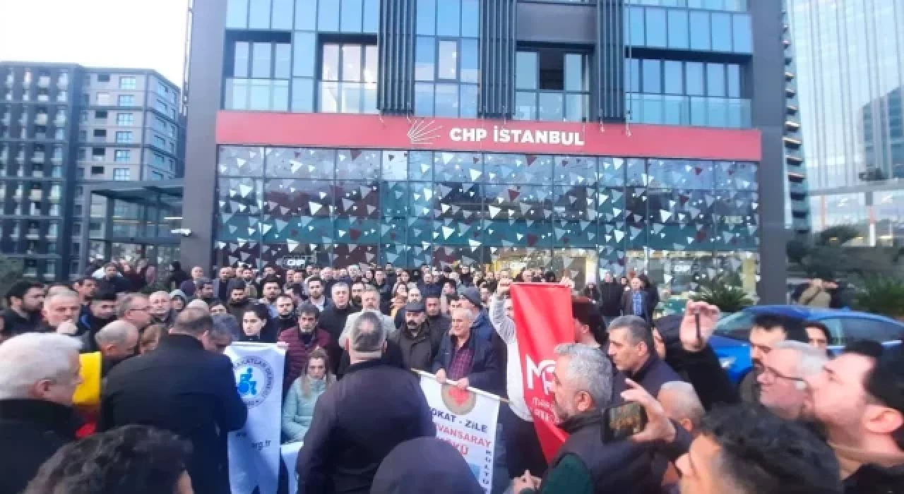 CHP'lilerden İstanbul İl Başkanlığı önünde protesto