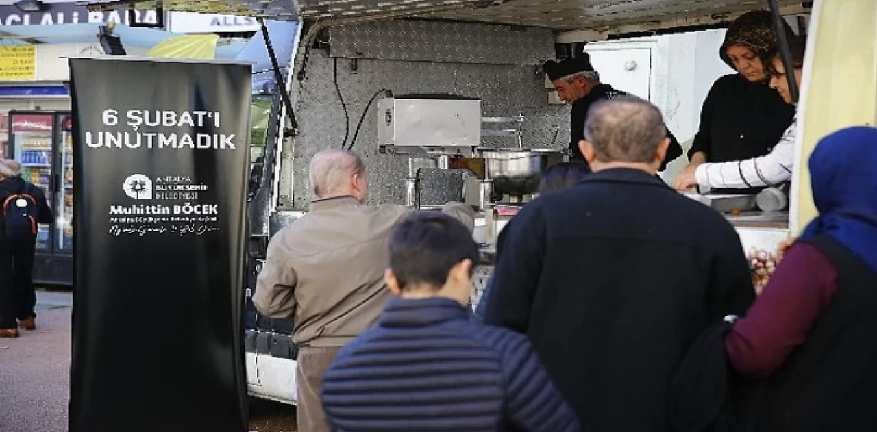 Depremde hayatını kaybedenler için lokma dağıtıldı