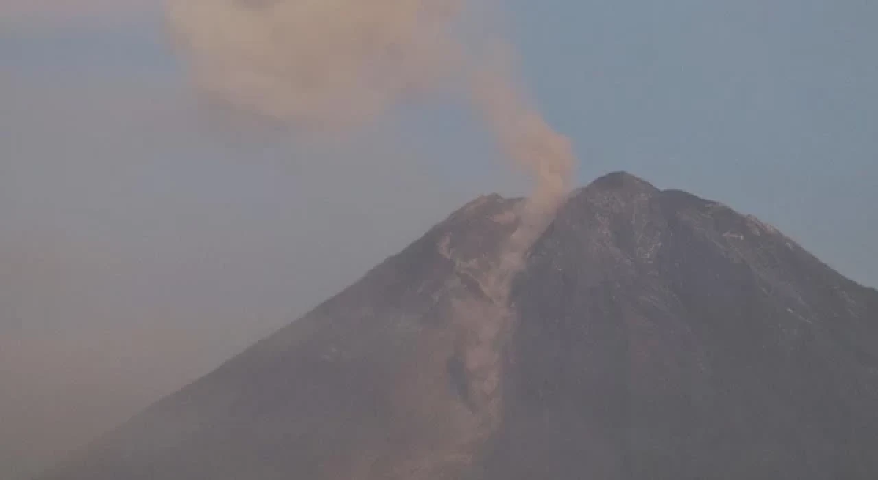 Endonezya'daki Semeru Yanardağı patladı