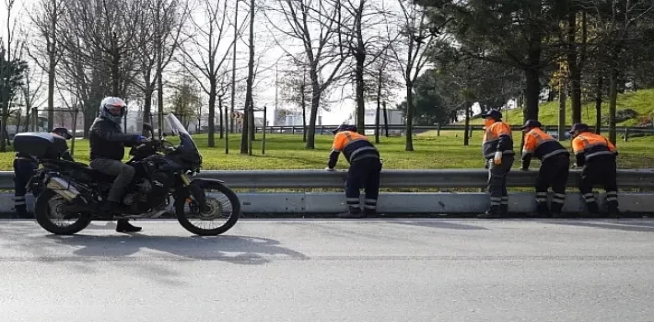 İBB’nin &apos;Motorcu Dostu Bariyer” Çalışmaları Hız Kesmeden Devam Ediyor