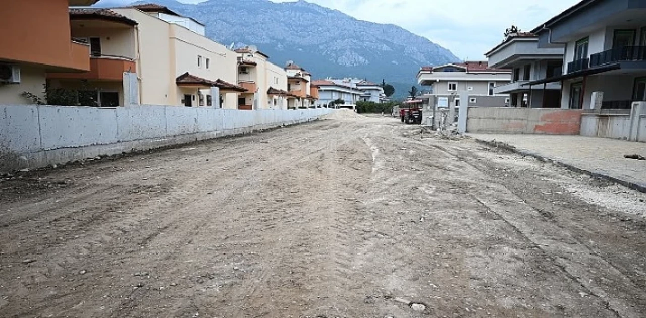 Kemer Belediyesi, Kuzdere Mahallesi Tekke Caddesi’nde kaldırım çalışmalarına başladı